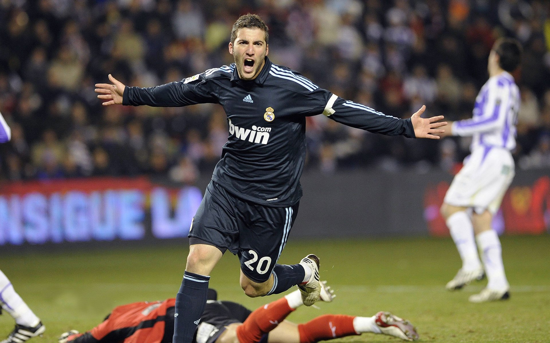 上港球员集训备战,为即将到来的比赛做最好的准备!,上港队训练基地